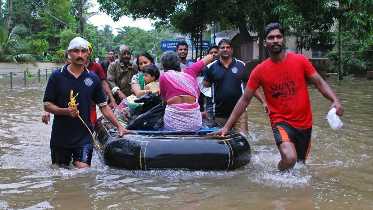 Voluntarios ayudan a evacuar a vecinos de las zonas inundadas en Kozhikode.