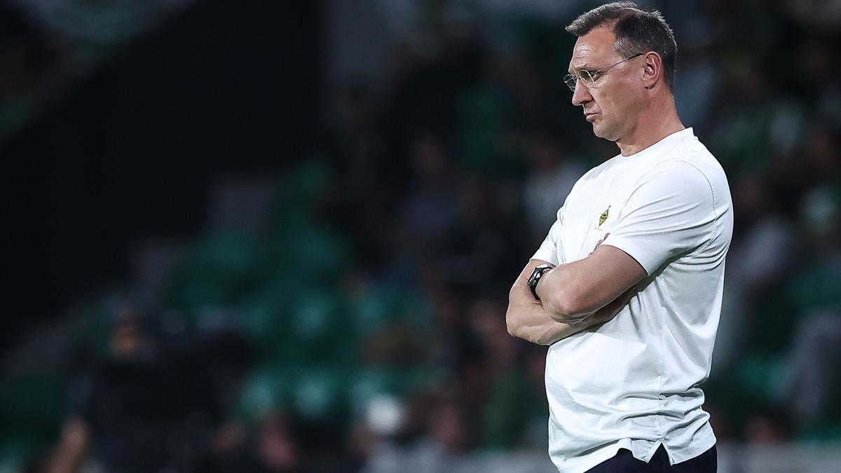 El entrenador del Kairat Almaty, Rafael Urazbakhtin, durante el partido de la primera jornada de la Liga de Campeones contra el Sporting de Portugal.