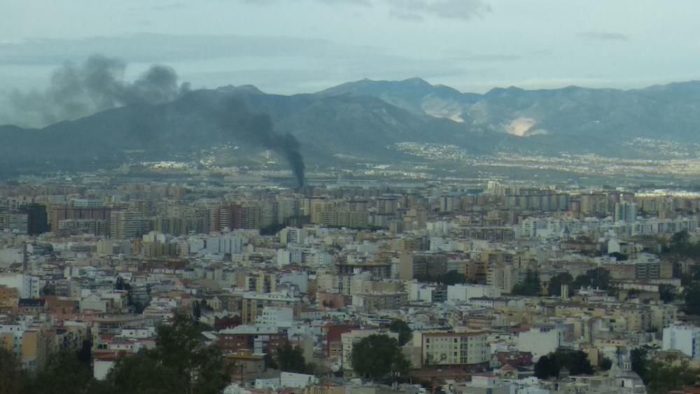 Incendio junto al taller de Los Prados.