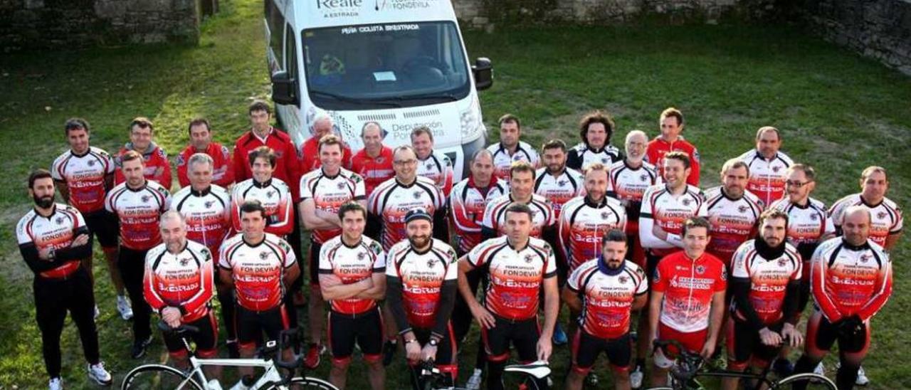 Formación de muchos de los integrantes de Bikestrada en el curro de Sabucedo. // Bernabé