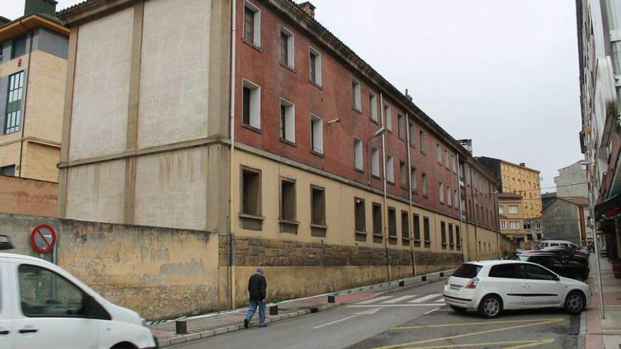 Un peatón sorteando ayer la acera precintada junto al cuartel de la Guardia Civil.