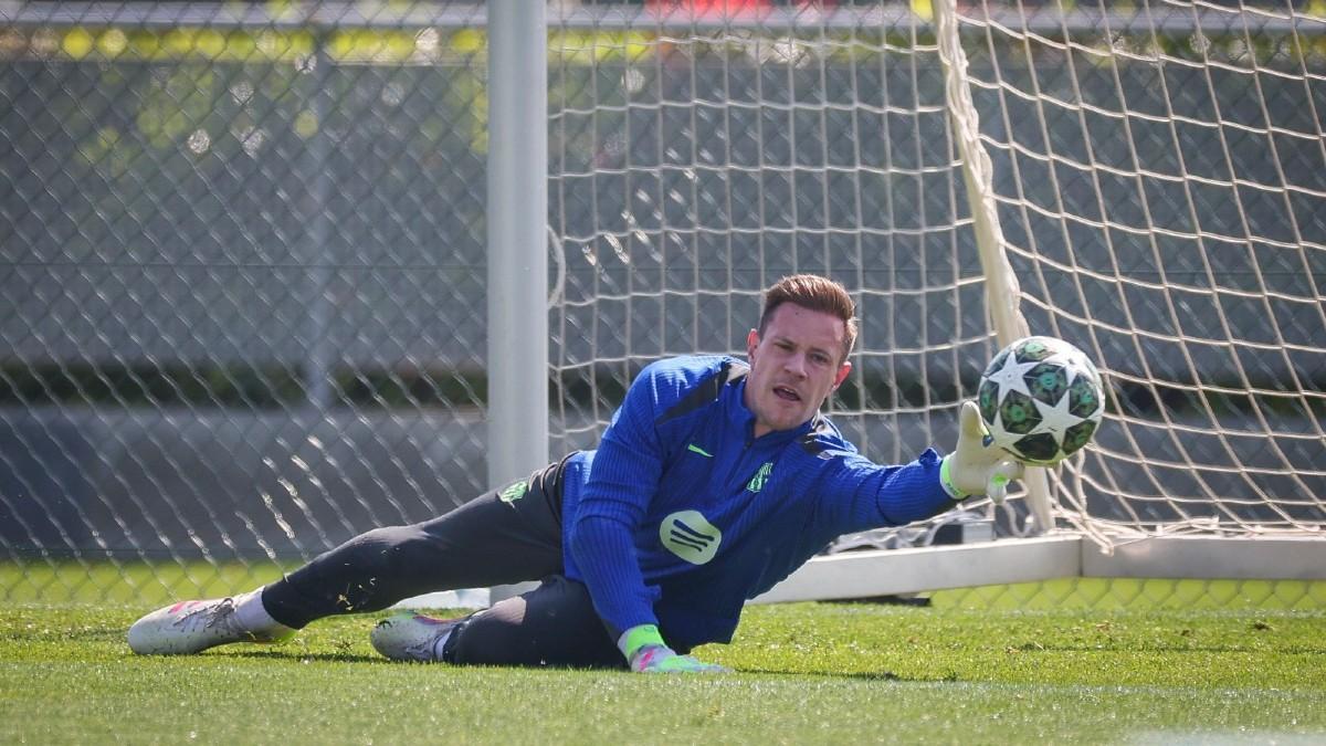 Ter Stegen durante el entrenamiento previo a la ida de los cuartos de final de la Champions contra el Borussia Dortmund