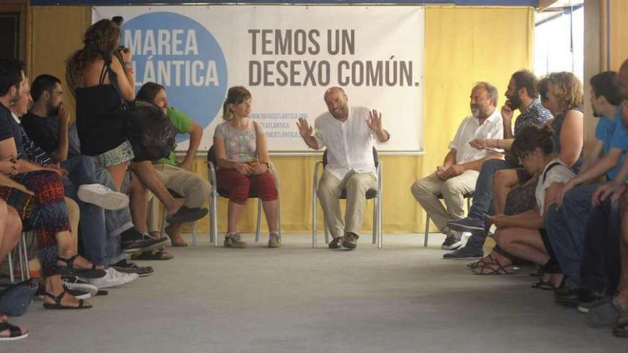 Luis Villares, ayer, en la reunión con los miembros de Marea Atlántica.