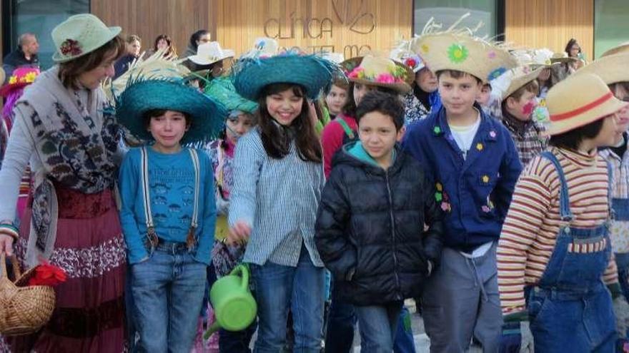 Escolares de Tui durante el desfile de ayer. // M. S. / J. V.