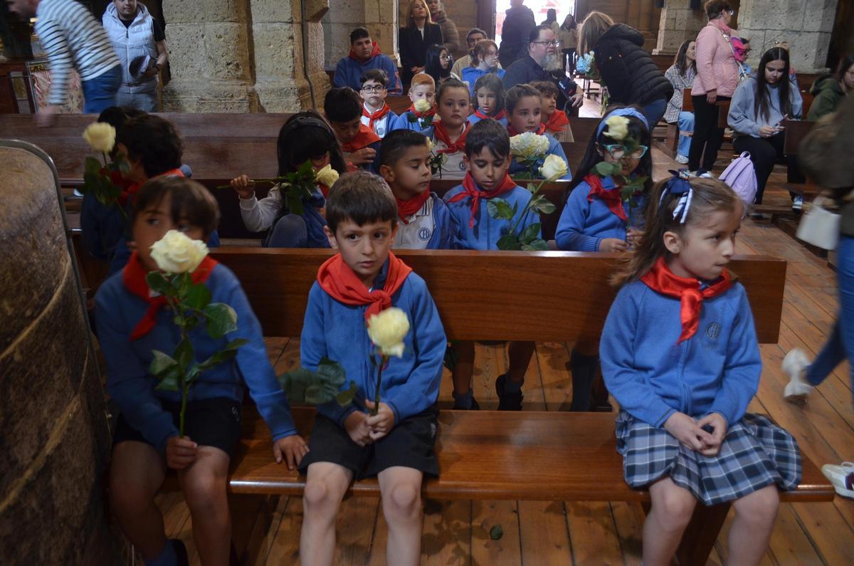 Ofrenda floral del colegio San Vicente de Paúl de Benavente a la Virgen de la Vega, en imágenes