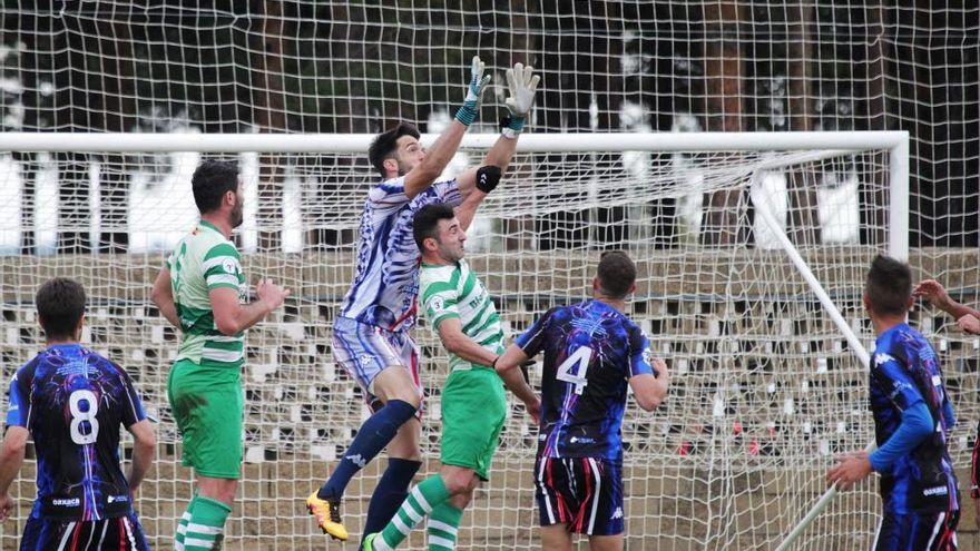 Jon Villanueva intenta atrapar un balón