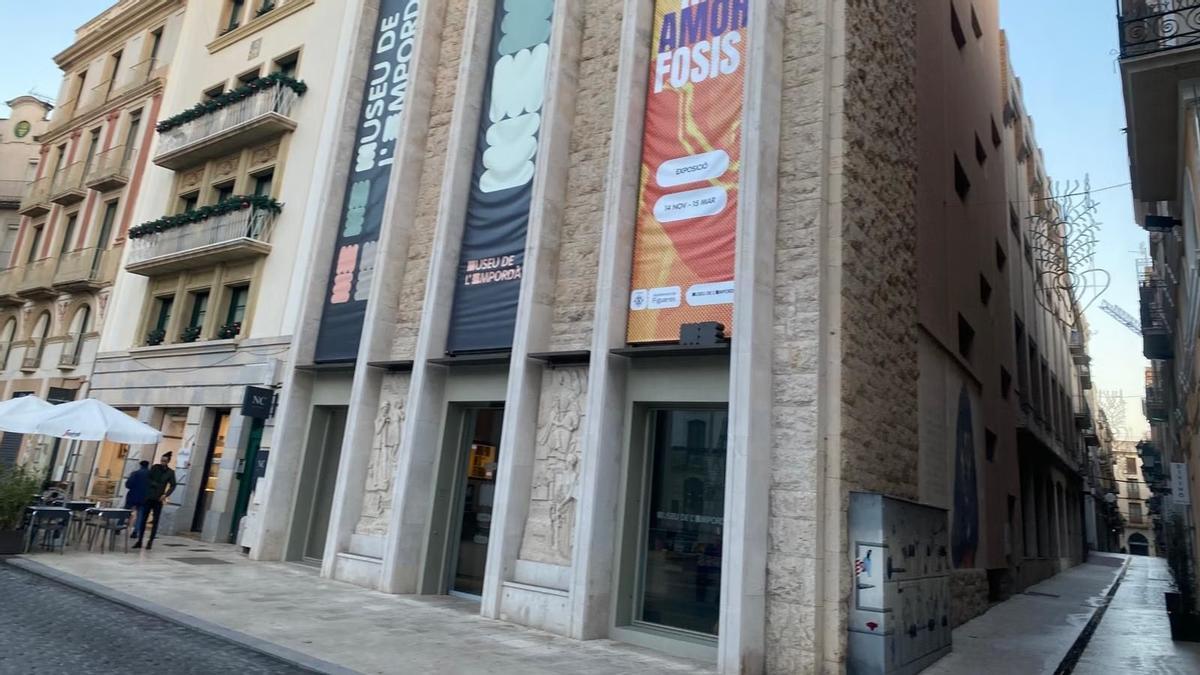 Imatge general de l’edifici del museu de l’Empordà i el seu entorn urbanístic.