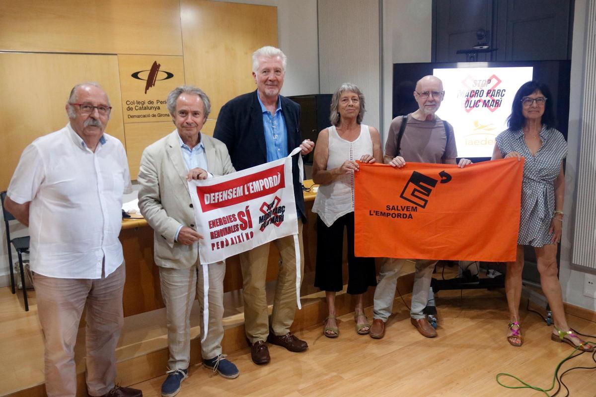 Els representants de Salvem l'Empordà i de la plataforma Stop Macro Parc Eòlic Marí, durant la roda de premsa.