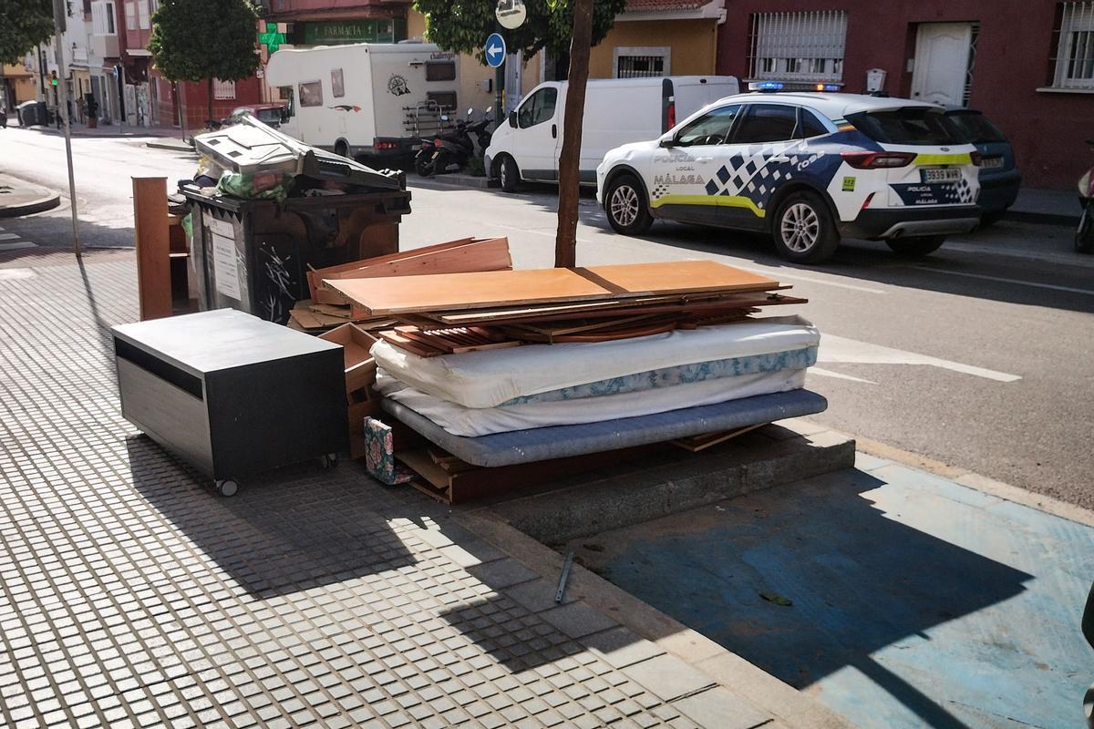 El Ayuntamiento tramita casi 40 denuncias por dejar muebles en las calles.