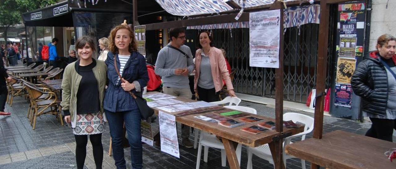 Antònia Sabater, ante el puesto del Museo del Calzado.