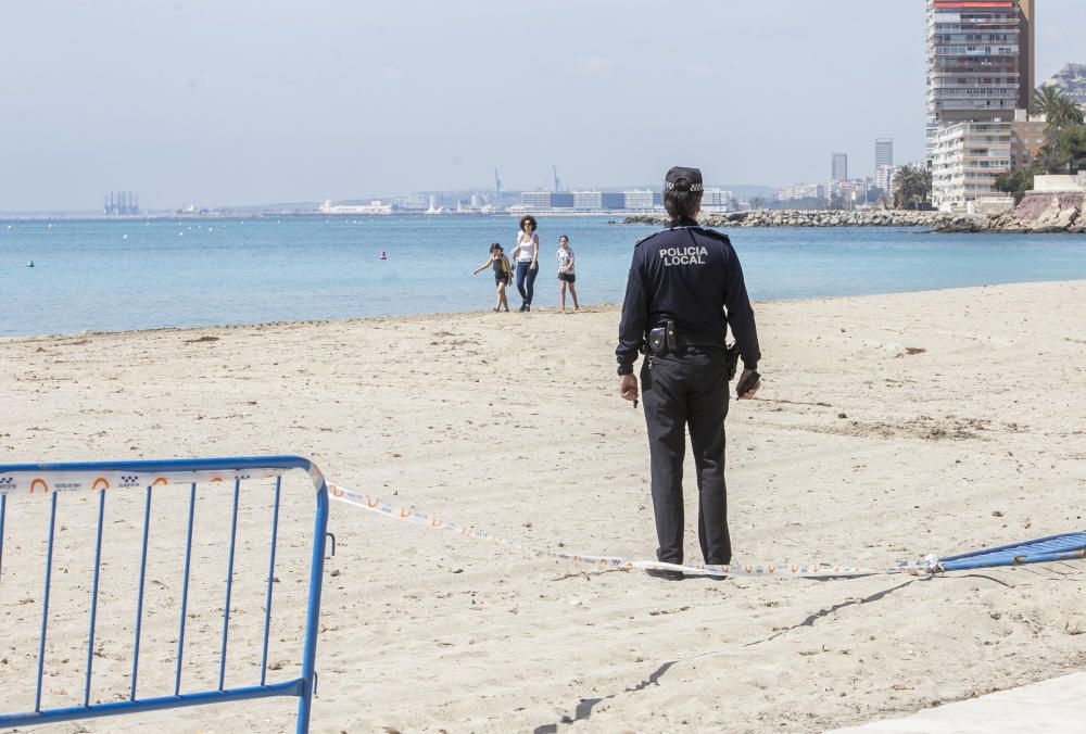 Los más pequeños salen del confinamiento después de más de 40 días pero un gran número de familias salen enteras y no se respeta la distancia de seguridad.