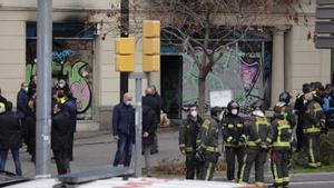 Los bomberos trabajan en la plaza Tetuán de Barcelona, donde han muerto cuatro personas en un incendio