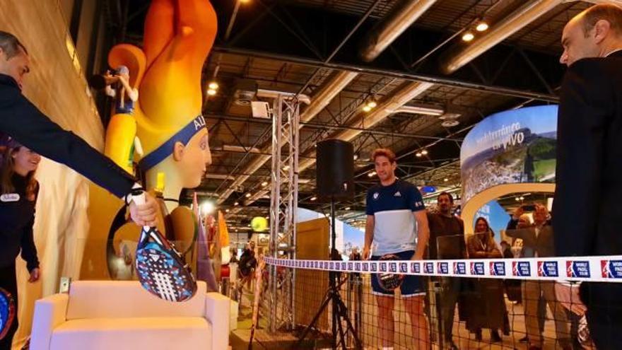 El presidente de la Diputación, César Sánchez, improvisó ayer un partido de pádel junto a los jugadores Alejandra Salazar y Álex Ruiz, figuras nacionales, en el estand de Alicante.