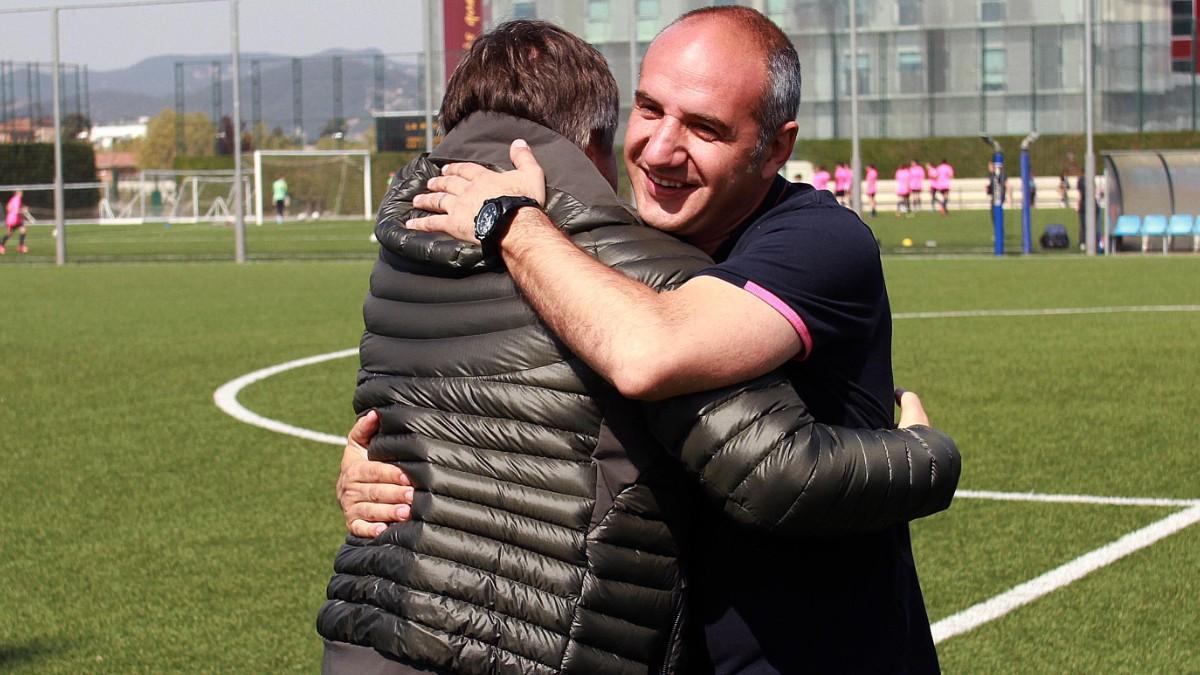 Jordi Roura y Marc Serra se abrazan después de que el Alevín A gane la Liga