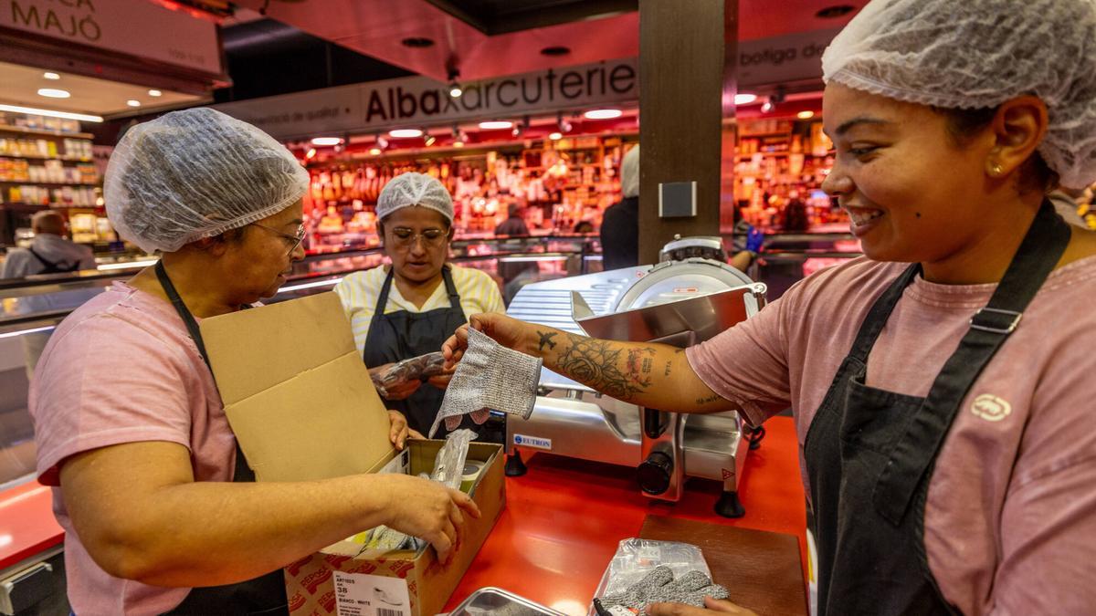 Rubí 7/10/2025 Barcelona Jóvenes y mayores aprenden a hacer de paradistas, en este caso carnicería y charcutería,para no dejar morir los mercados municipales y paliar el efecto de falta de relevo generacional. AUTOR: JORDI OTIX