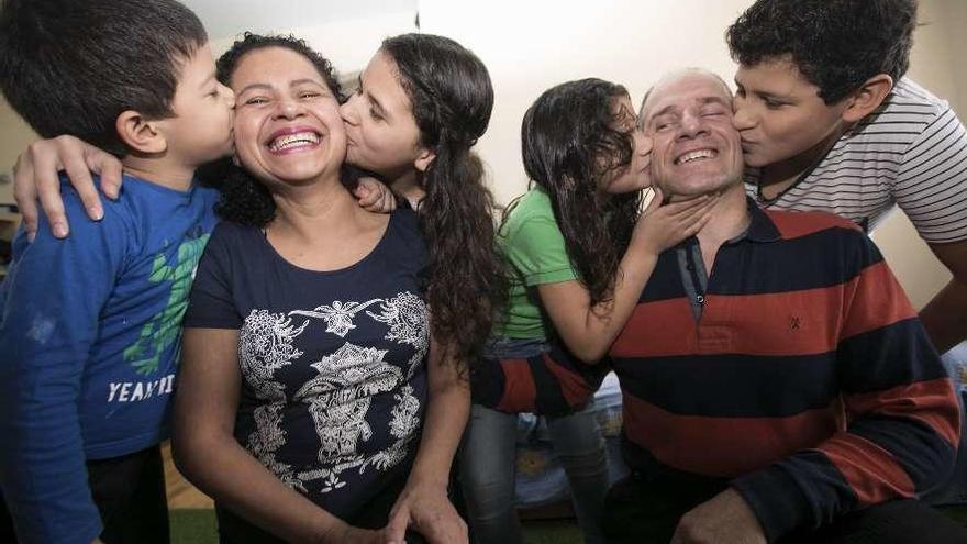 Por la izquierda, Ángel y Eva besan a su madre, Rina Vera, mientras Raquel y Elías hacen lo propio con su padre, Silvestre González.
