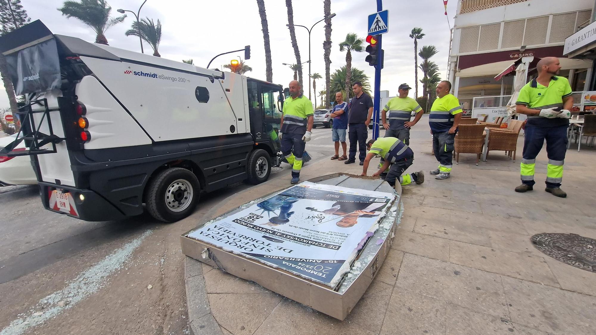 Cae un soporte publicitario municipal en el centro de Torrevieja