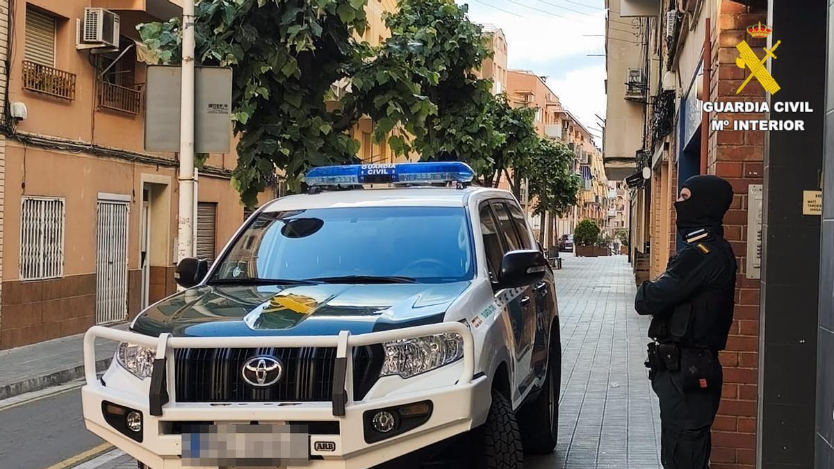 Un agent de la Guàrdia Civil durant l'operatiu a Sant Andreu de la Barca