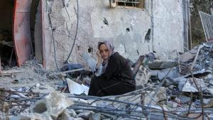 Una niña palestina sentada frente a una casa en gran parte destruida después de que el ejército israelí se retirara de la ciudad de Abasan, al este de la ciudad de Khan Yunis.