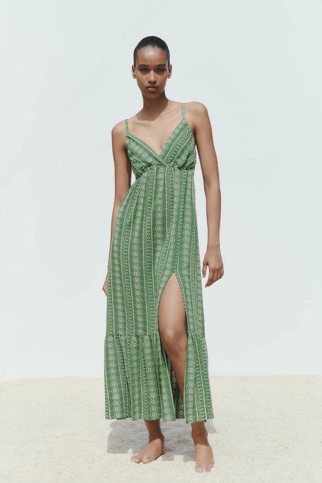 Vestido verde con bordados perforados de Zara