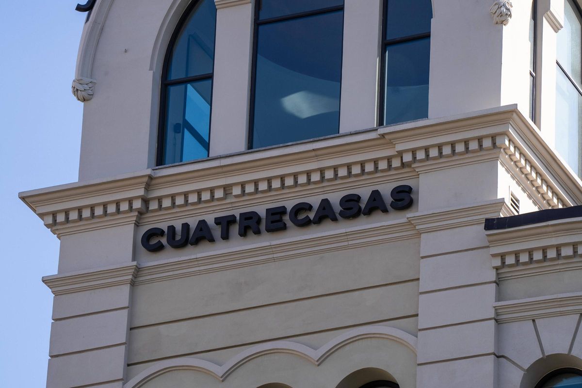Las letras de Cuatrecasas, que coronan la cúspide del edificio de Barcelona
