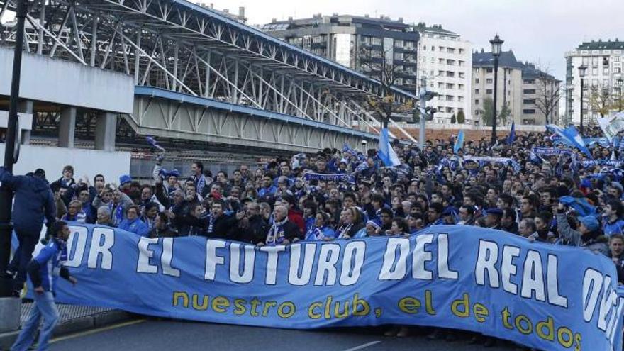 La manifestación de la afición del Oviedo en las inmediaciones del Tartiere.