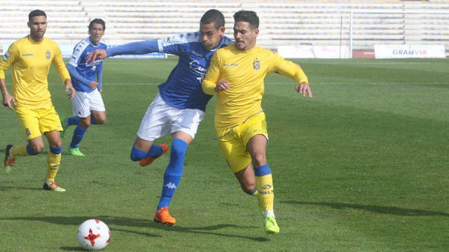 Yeremi, lateral de Las Palmas Atlético, pugna con un rival, ayer.