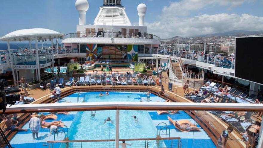 Turistas en un crucero en Santa Cruz de Tenerife.