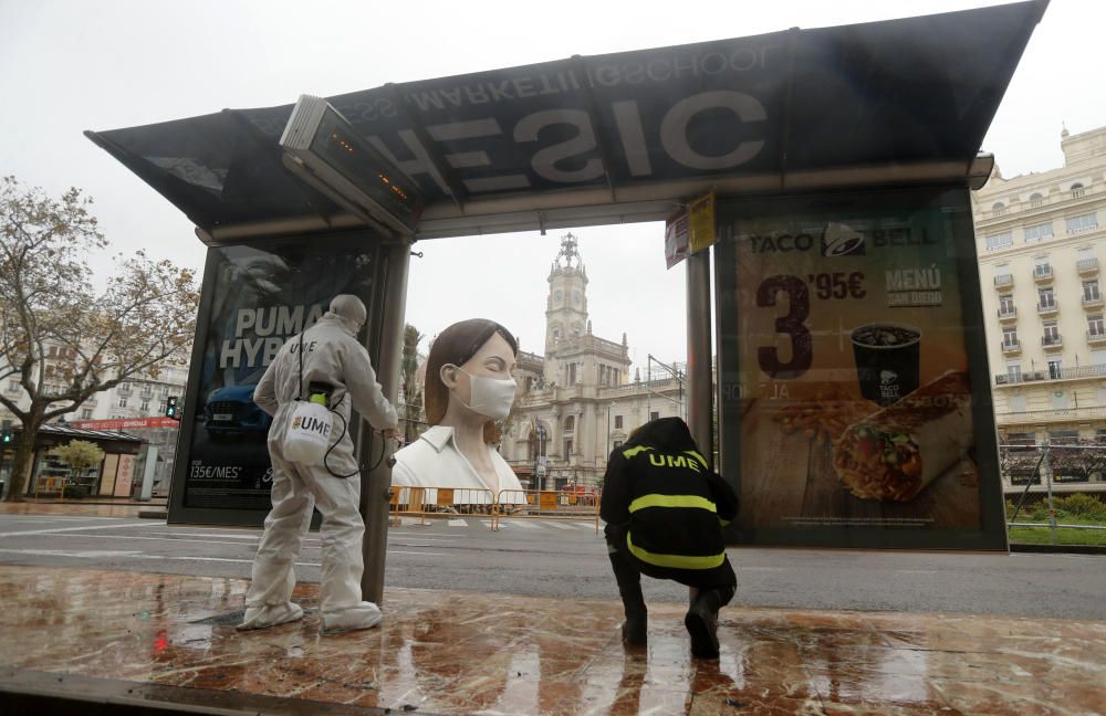 La UME desinfecta la plaza del Ayuntamiento de València por el coronavirus