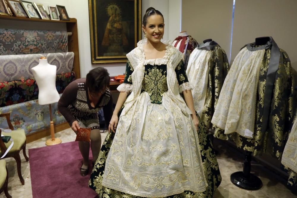 Las falleras de la corte estrenan sus trajes oficiales Siglo XVIII