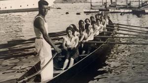 Guillermina Guillén, la abuela de la escritora (la primera remera), participa en una regata. 