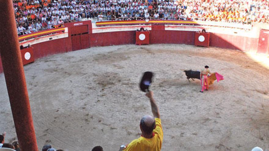 Un hombre festeja la salida del primer novillo durante la última sesión de toros en La Macarena, en agosto de 2008.