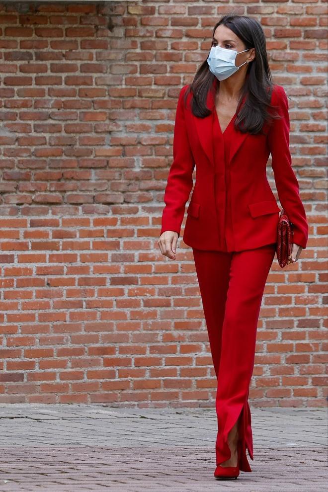 El look de la reina Letizia con traje rojo de Roberto Torretta para la reunión anual del patronato de la Residencia de Estudiantes