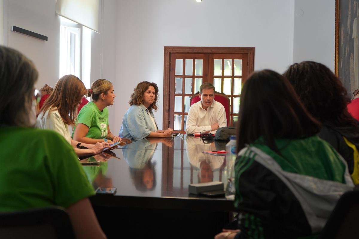 Reunión del Ayuntamiento de Xàtiva con docentes de los centros educativos, ayer.