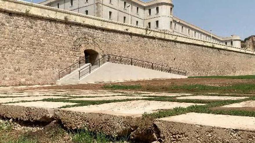El Ayuntamiento de Cartagena estudia devolver la Puerta del Socorro ubicada en la Muralla a su tamaño original