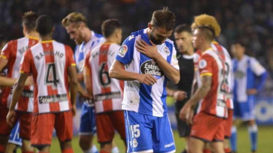 Adrián se queja en el partido ante el Girona en Riazor.