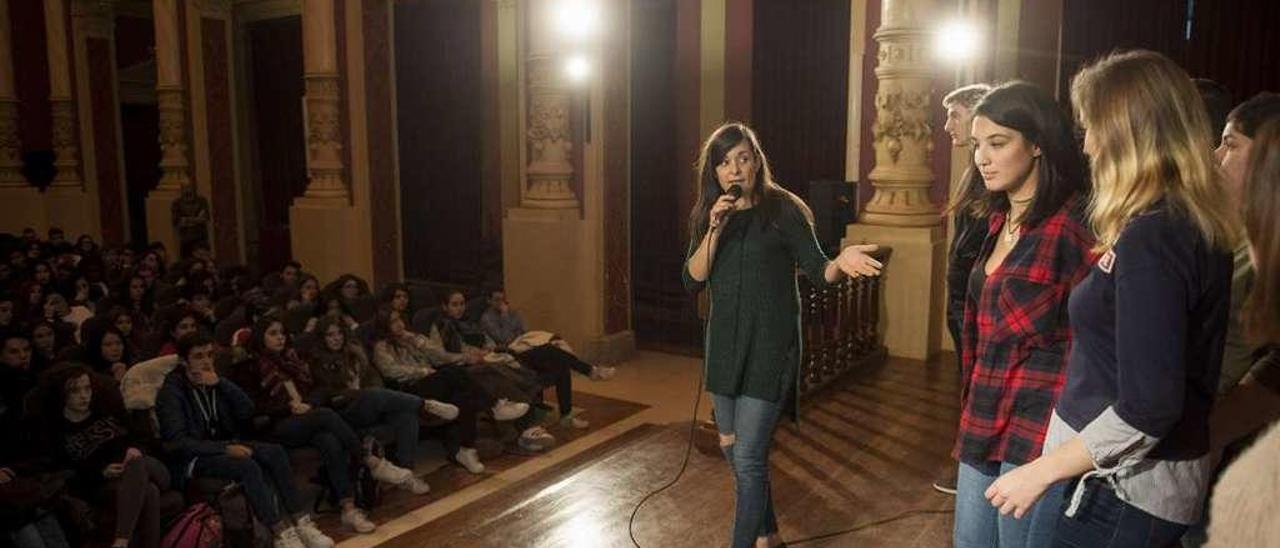 Los alumnos de Derecho con escolares del IES Otero Pedrayo, ayer. // Brais Lorenzo