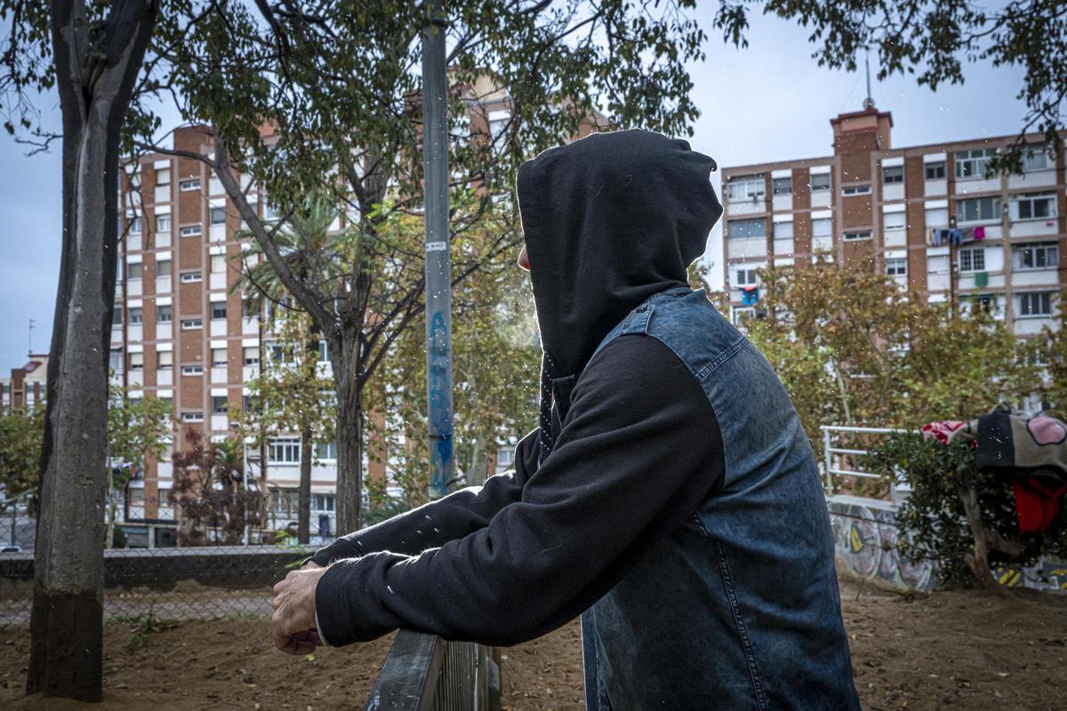 Perfil de Albert en el Parque del Gran Sol de Llefià en Badalona, donde ha sido víctima de violencia homófoba.