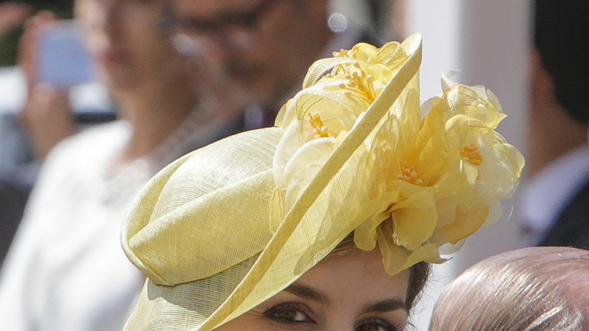 Letizia Ortiz arriesga con un look amarillo y tocado en el Reino Unido