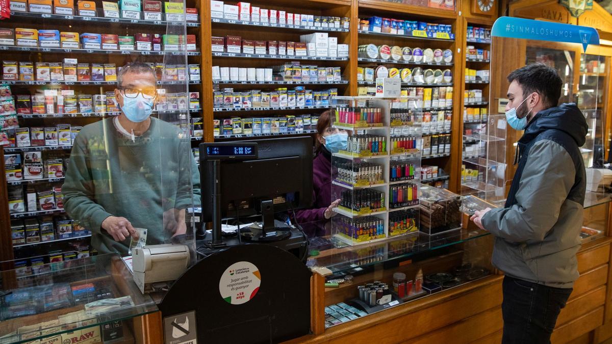 Mostrador de Domingo Cigars (antes Gimeno Tabac), que cumple un siglo en el número 100 de la Rambla.