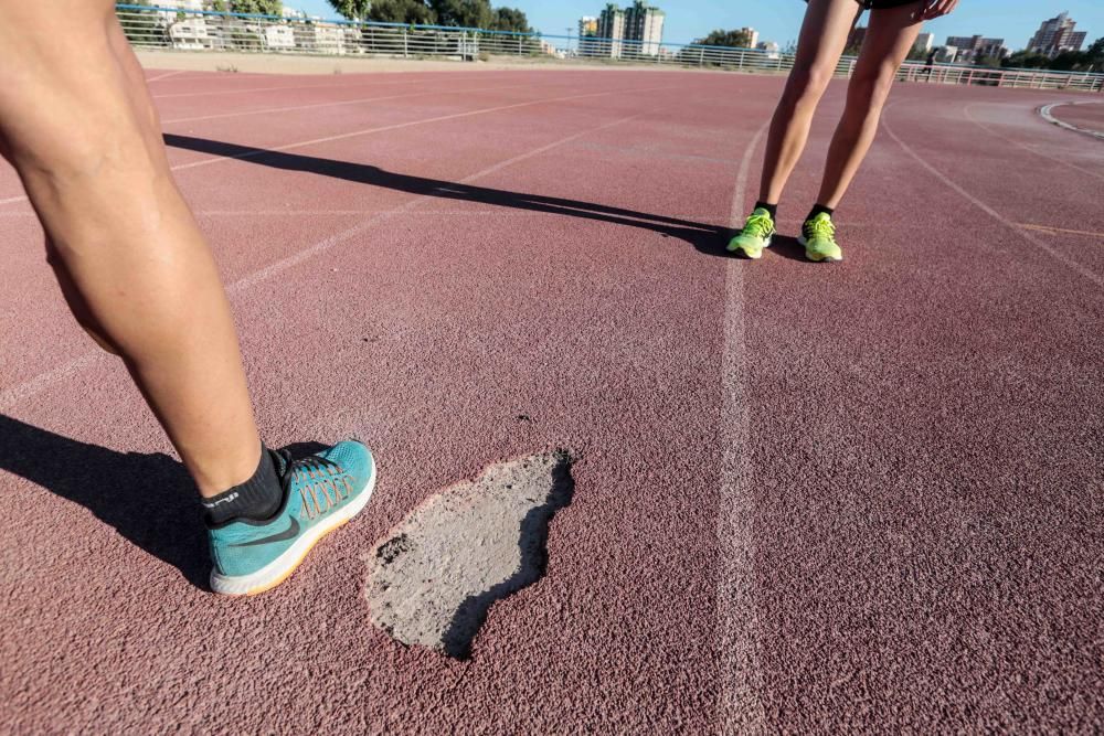 Así está la pista del polideportivo municipal