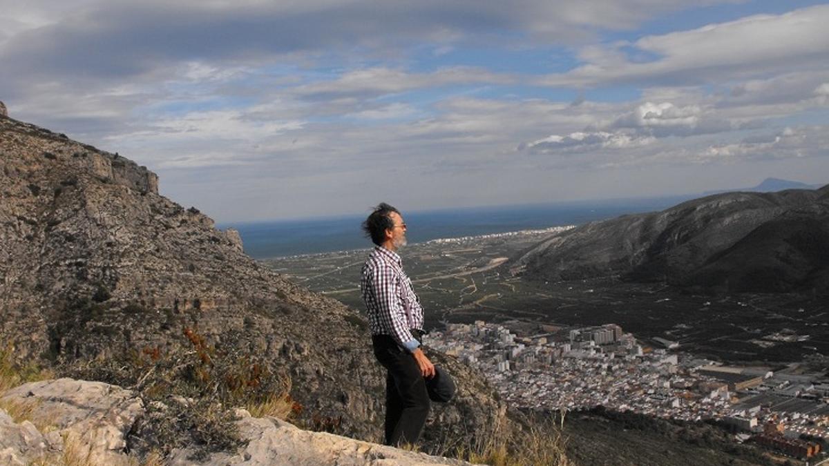 Domínguez, observa la Valldigna desde la Ruta de la Font del Barber.