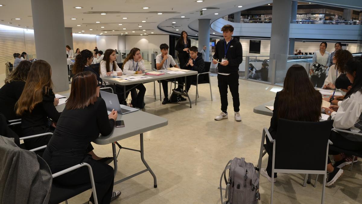 El Aula de Debate de Elche, que ha llegado a su tercera edición, se celebraba este miércoles en El Corte Inglés