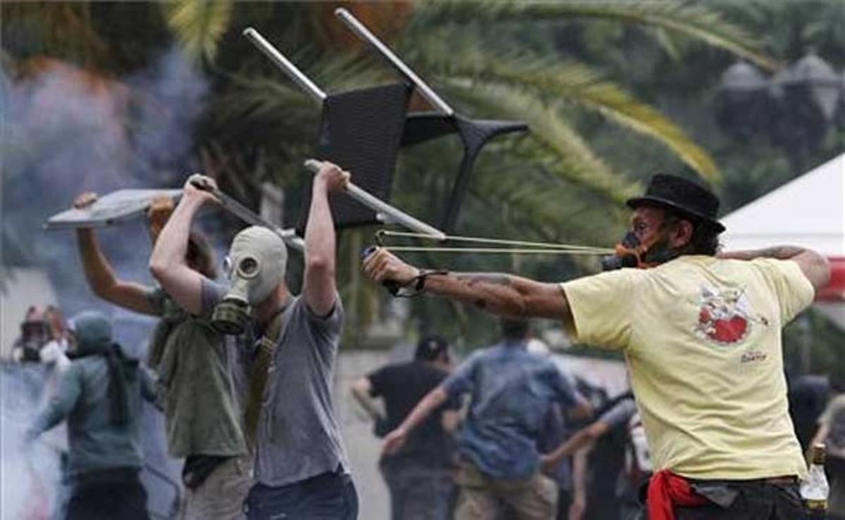 Cadires o tiradors són algunes de les armes que els manifestants han fet servir per fer front a la policia durant les protestes al centre d’Atenes.