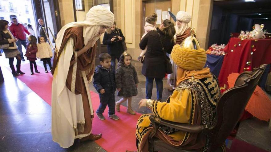 El Príncipe Aliatar recibe a unos niños en el Ayuntamiento de Avilés.