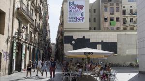 Mural contra los efectos negativos del turismo en el Raval, en la plaza dels Àngels. 