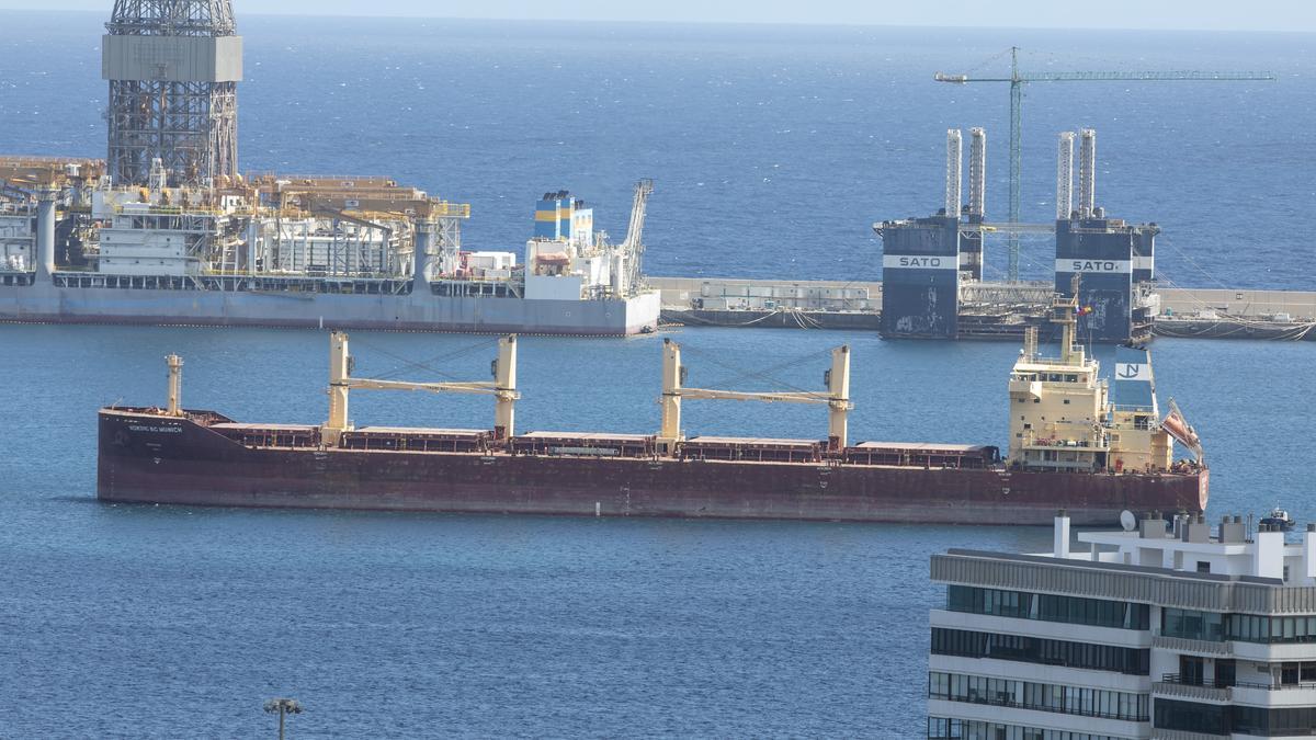 Barco fondeado en el Puerto de Las Palmas