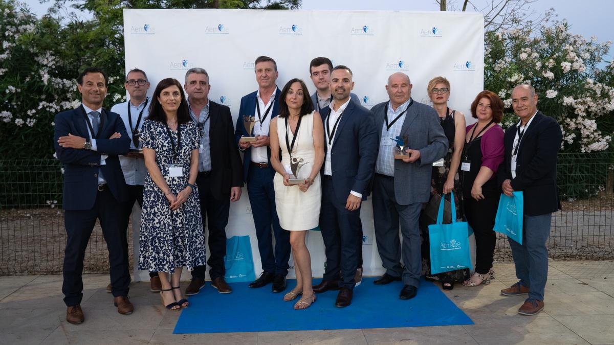 Personas premiadas en la gala junto al alcalde y los representantes de Caixa Popular.