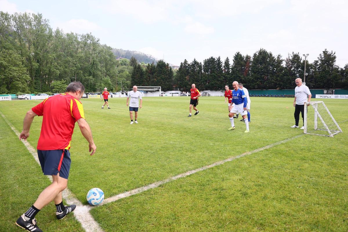 En imágenes: Los héroes que levantaron el único título de la historia del Real Oviedo se reencuentran 41 años después: así fue la "histórica y divertida" reunión