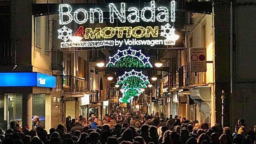 Una gentada omple la plaça de Santa Maria i el carrer Major en l&#039;acte d&#039;encesa de l&#039;enllumenat de Nadal